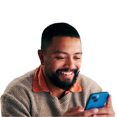 Cliente fazendo pedido pelo celular no catálogo online da Gale